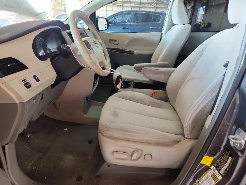 2013 TOYOTA SIENNA LE  