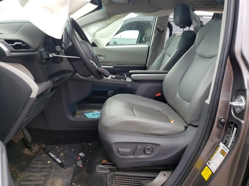 2021 TOYOTA SIENNA XLE  