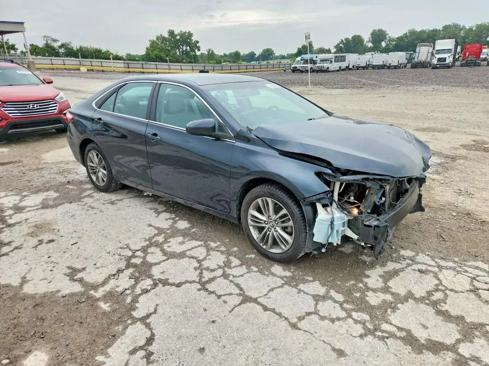 2016 TOYOTA CAMRY SE  