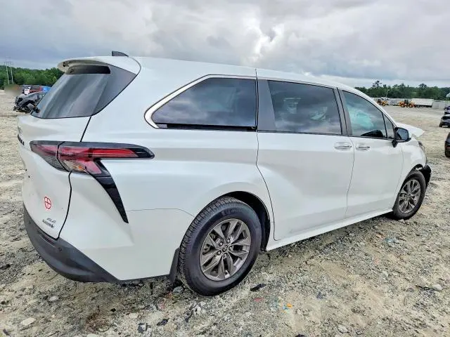 2023 TOYOTA SIENNA XLE  