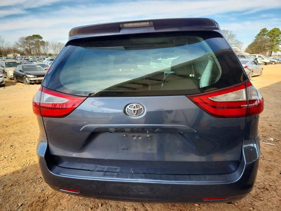 2017 TOYOTA SIENNA XLE  