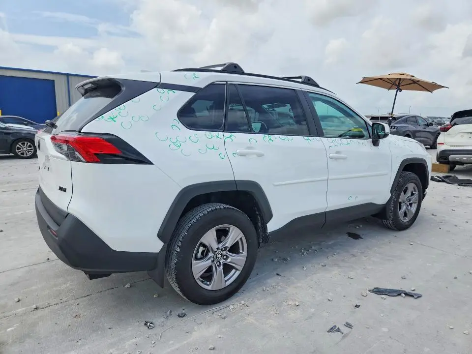 2025 TOYOTA RAV4 XLE  