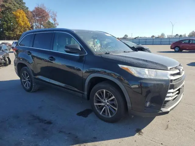 2019 TOYOTA HIGHLANDER SE  