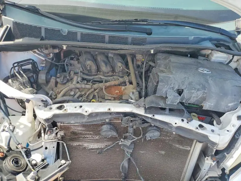 2013 TOYOTA SIENNA LE 8-PASSENGER  