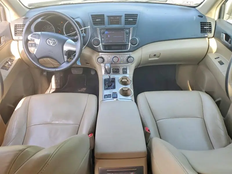 2013 TOYOTA HIGHLANDER SE  