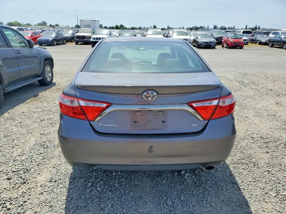 2015 TOYOTA CAMRY SE  