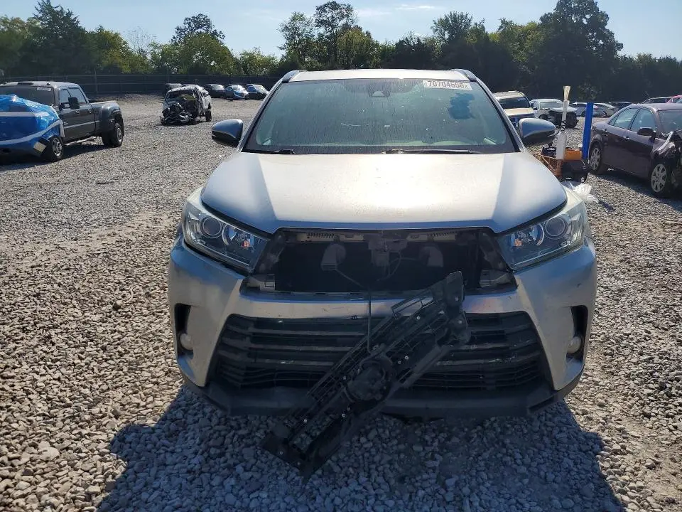 2017 TOYOTA HIGHLANDER SE  