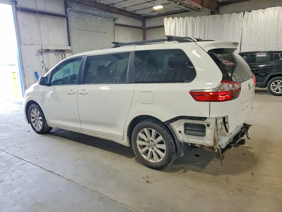 2017 TOYOTA SIENNA LE  