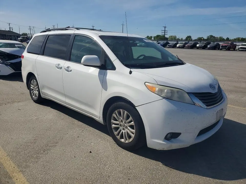 2014 TOYOTA SIENNA XLE 8-PASSENGER  