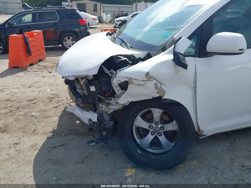 2011 TOYOTA SIENNA LE V6