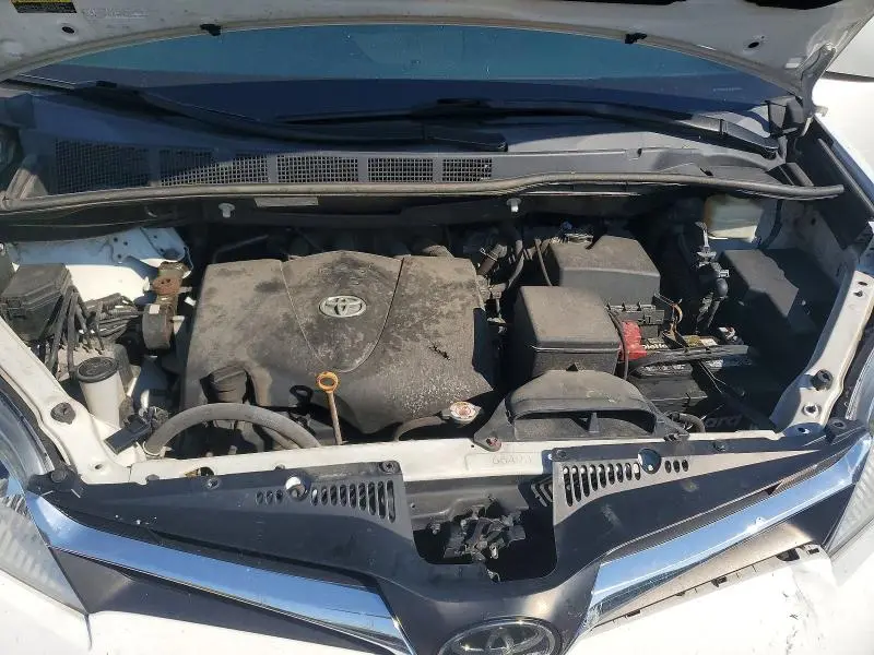 2018 TOYOTA SIENNA LE  