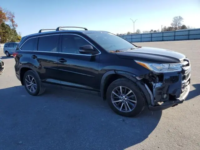 2019 TOYOTA HIGHLANDER SE  