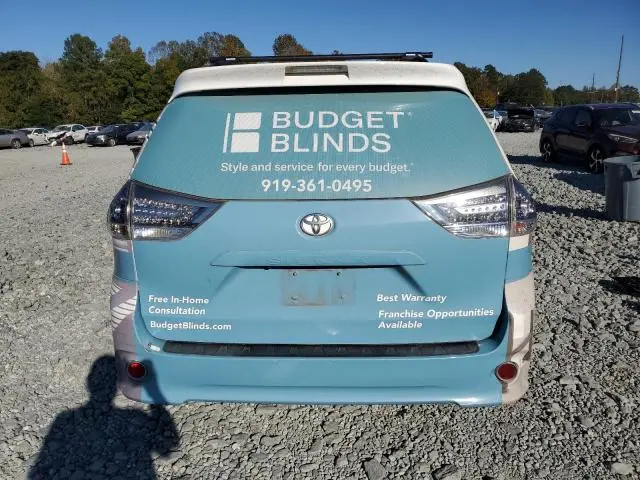 2016 TOYOTA SIENNA SE  
