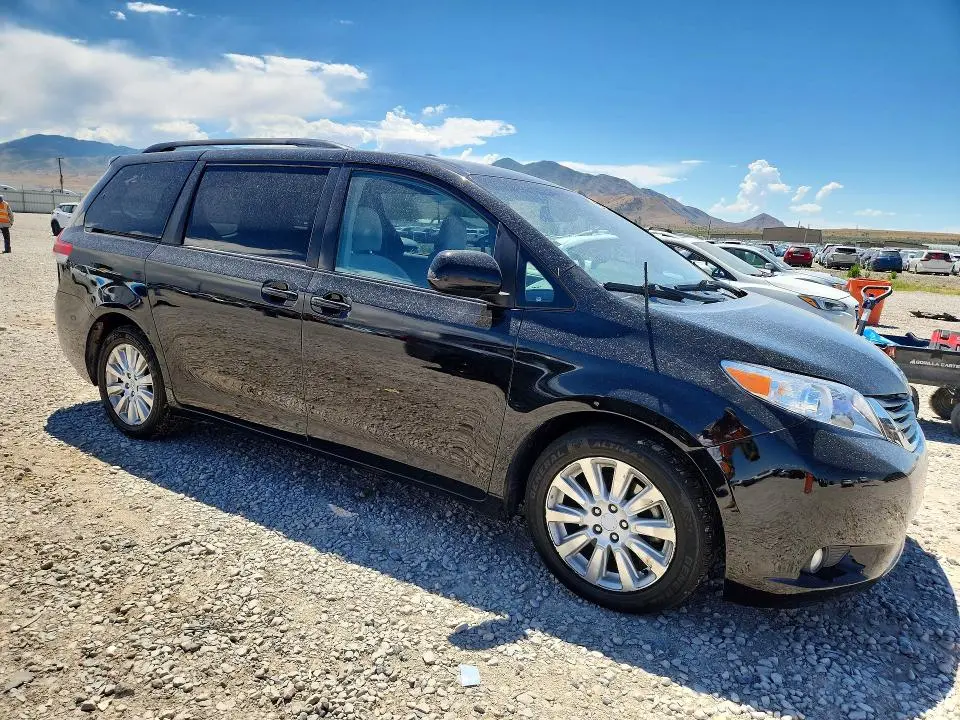 2012 TOYOTA SIENNA LE  