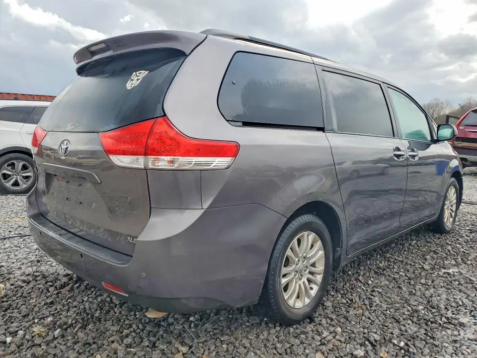 2014 TOYOTA SIENNA XLE 8-PASSENGER  