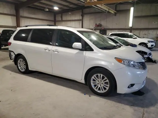2017 TOYOTA SIENNA XLE  