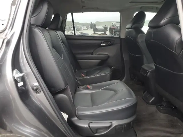 2022 TOYOTA HIGHLANDER XLE  