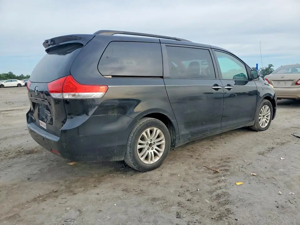 2014 TOYOTA SIENNA XLE 8-PASSENGER  
