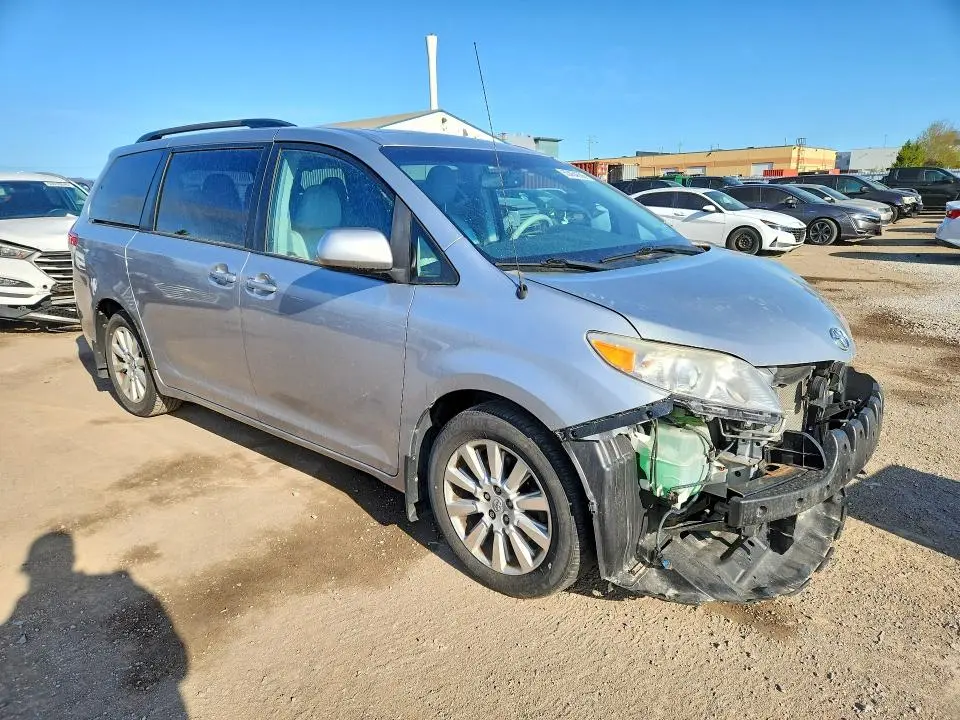 2014 TOYOTA SIENNA XLE 8-PASSENGER  