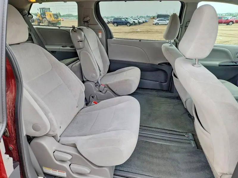 2016 TOYOTA SIENNA LE  