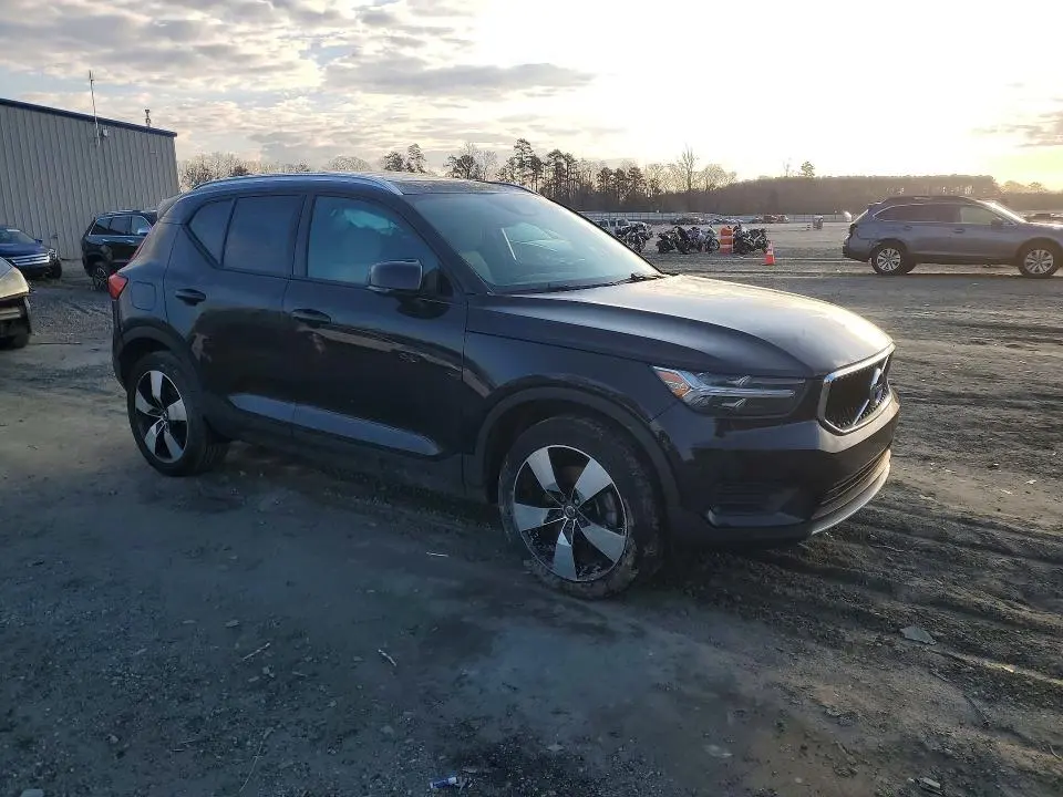 2020 VOLVO XC40 T5 MOMENTUM  