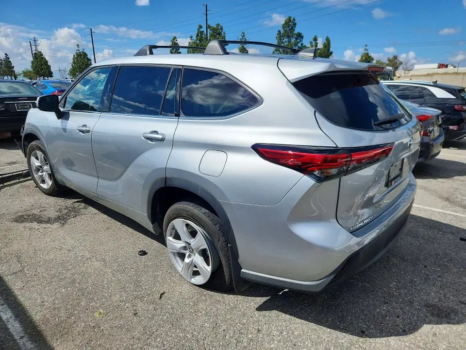 2022 TOYOTA HIGHLANDER LE  
