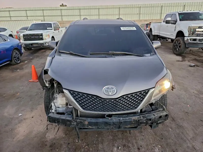 2017 TOYOTA SIENNA SE  