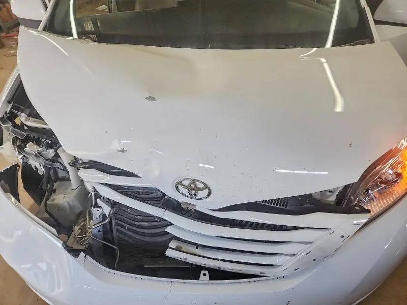 2015 TOYOTA SIENNA LE  