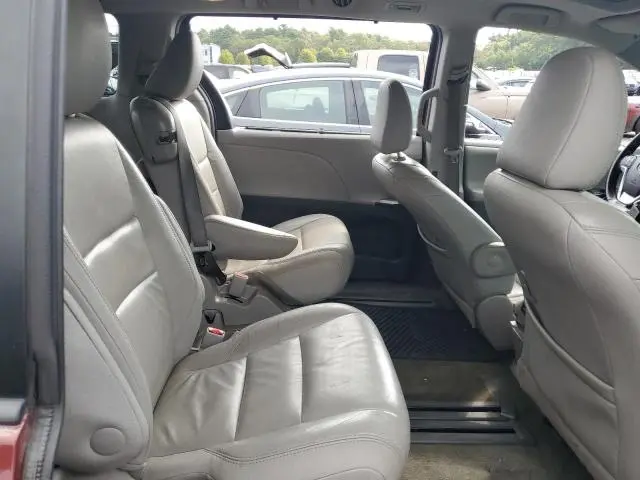2016 TOYOTA SIENNA XLE