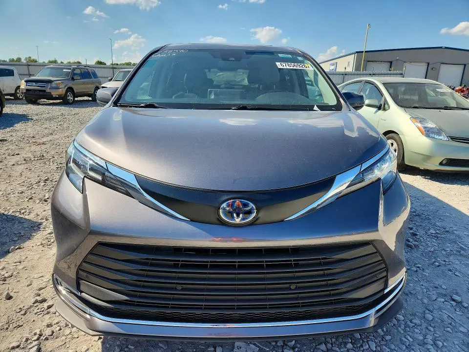 2023 TOYOTA SIENNA XLE  