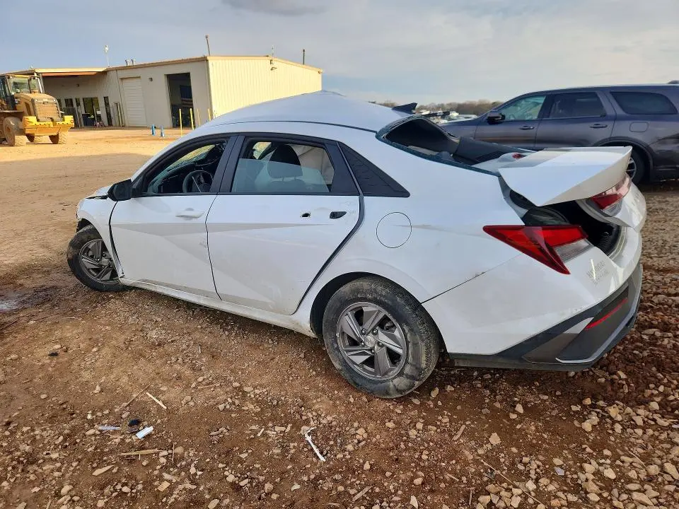 2025 HYUNDAI ELANTRA SE  