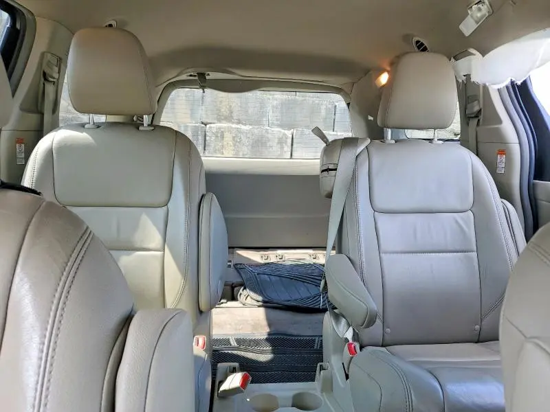 2015 TOYOTA SIENNA XLE 8-PASSENGER  