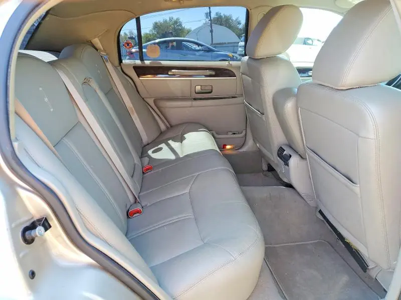 2011 LINCOLN TOWN CAR SIGNATURE LIMITED  