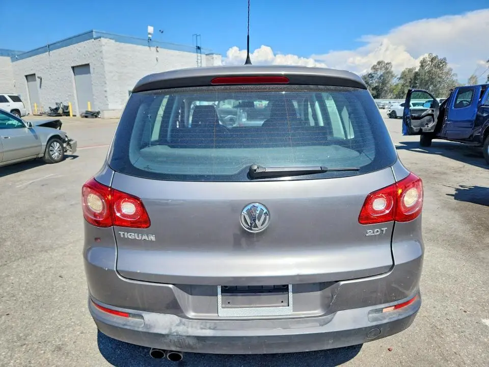 2011 VOLKSWAGEN TIGUAN S  