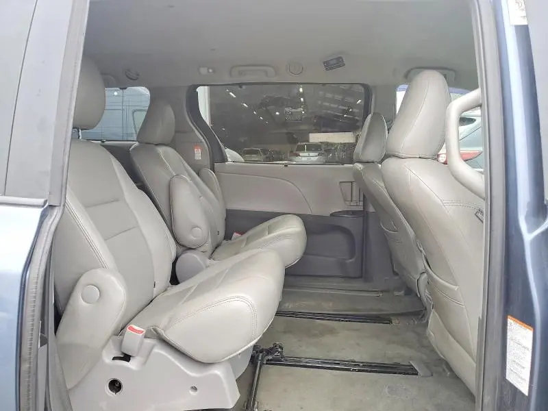 2015 TOYOTA SIENNA LE  