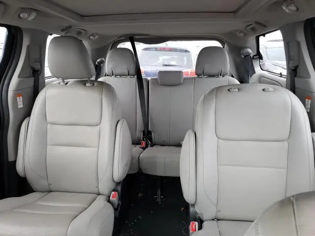2020 TOYOTA SIENNA XLE  