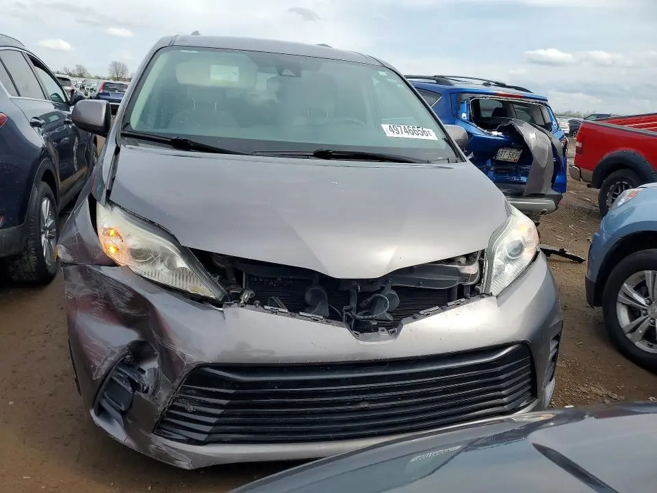 2018 TOYOTA SIENNA LE  