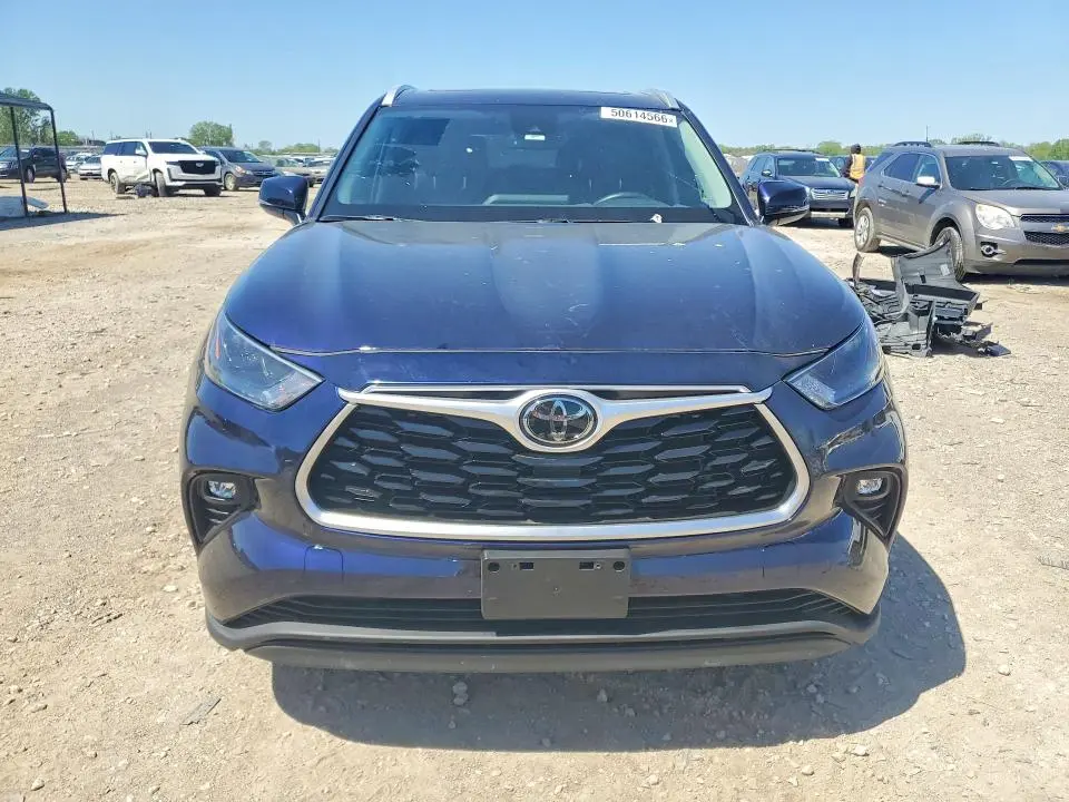 2022 TOYOTA HIGHLANDER XLE  