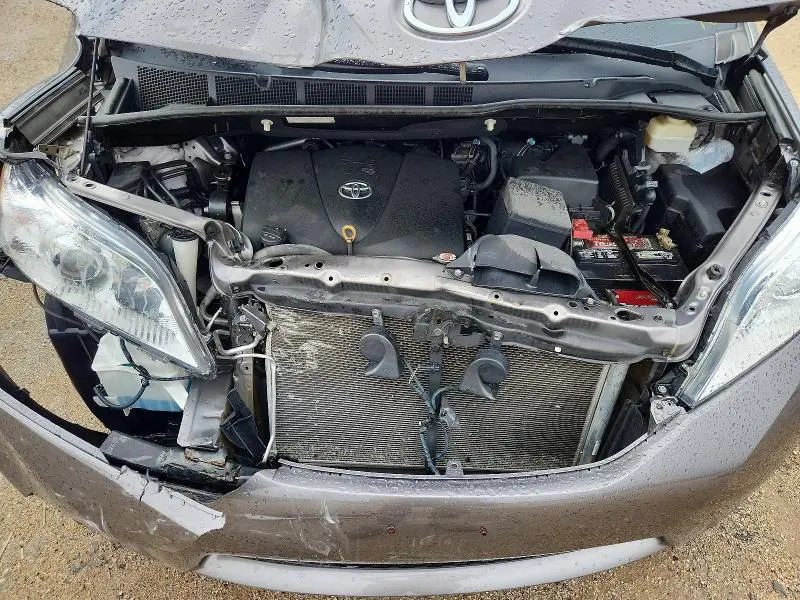 2017 TOYOTA SIENNA LE  