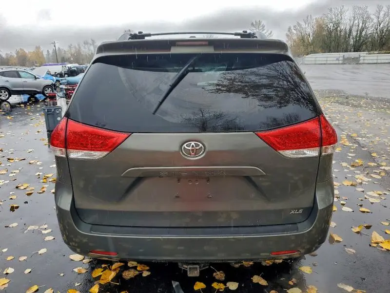2011 TOYOTA SIENNA XLE  