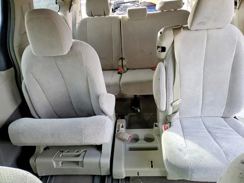 2013 TOYOTA SIENNA LE  