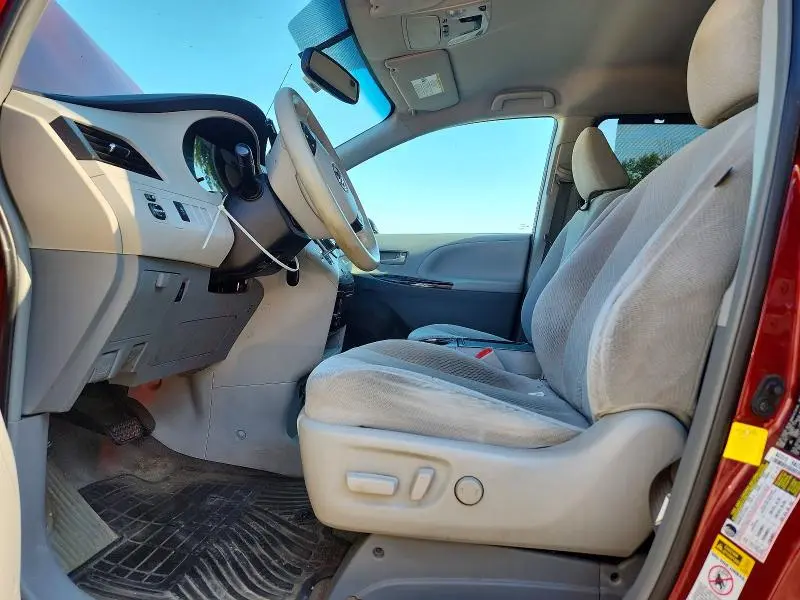 2013 TOYOTA SIENNA LE  