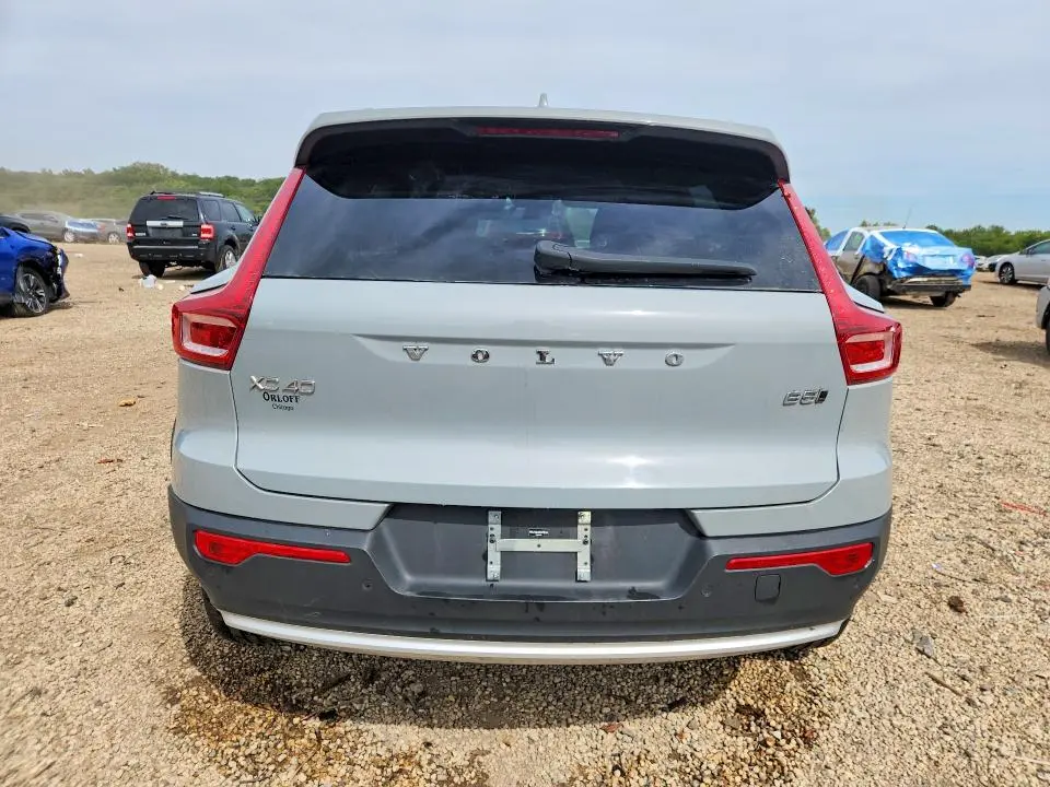 2025 VOLVO XC40 CORE  