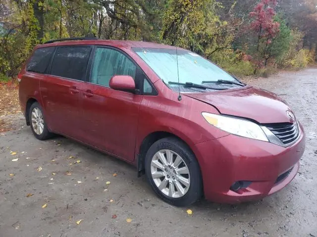2013 TOYOTA SIENNA LE  