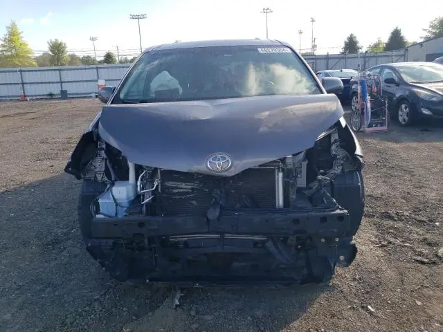 2017 TOYOTA SIENNA XLE