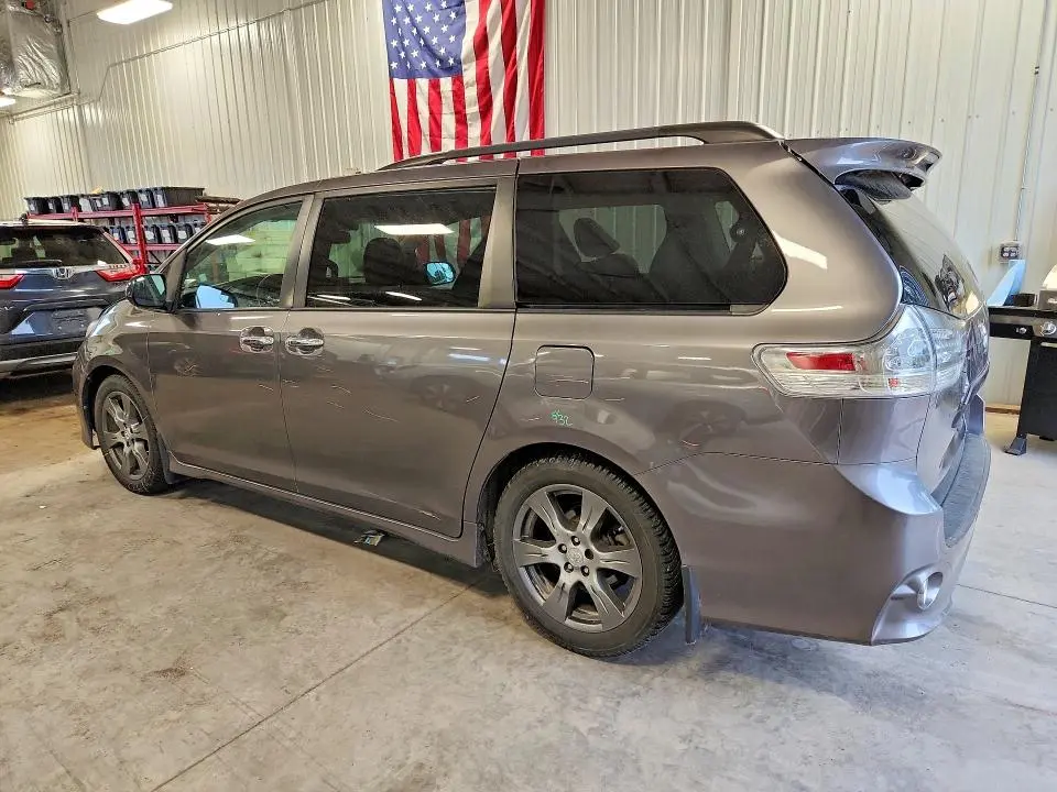2017 TOYOTA SIENNA   