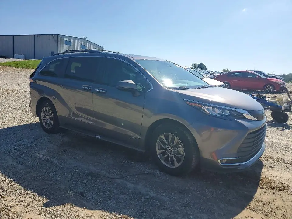 2021 TOYOTA SIENNA XLE  