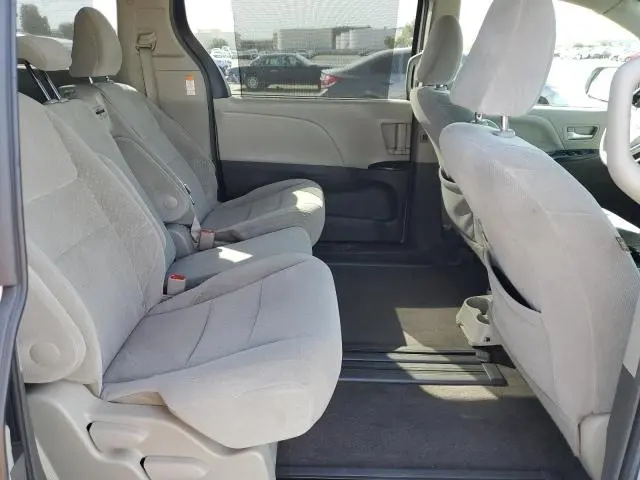 2017 TOYOTA SIENNA LE  