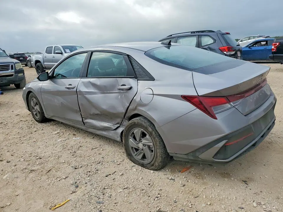 2025 HYUNDAI ELANTRA SE  