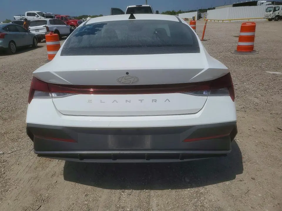 2024 HYUNDAI ELANTRA SE  